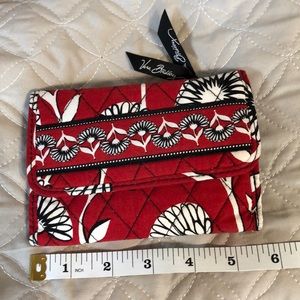 🌷Vera Bradley Euro Wallet in Daisy pattern